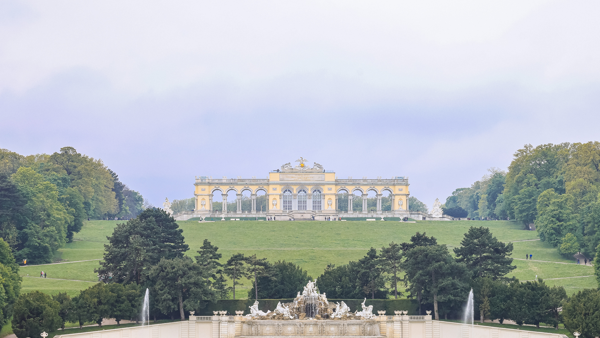 Neptunbrunnen und Gloriette